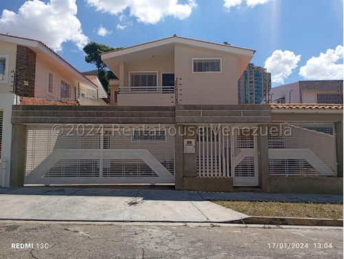 Casa Ubicada En Zona De Alta Revalorización De Valencia, Cuenta Con 5 Habitaciones, 6 Baños