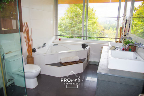 Casa En Venta De 4 Dorm. En Las Condes