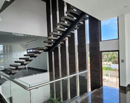 Villa De Lujo En Venta, Lecheria Anzoategui, De Doble Altura, Ventanales Amplios Y Un Conjunto De Texturas, Materiales Que Hacen De Este Proyecto La Opulencia Y Distinción 