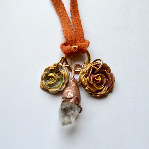 Imagen 3 de 6 de Colgante Cuarzo Cristal, Flores Y Cuero Naranja, Cod1