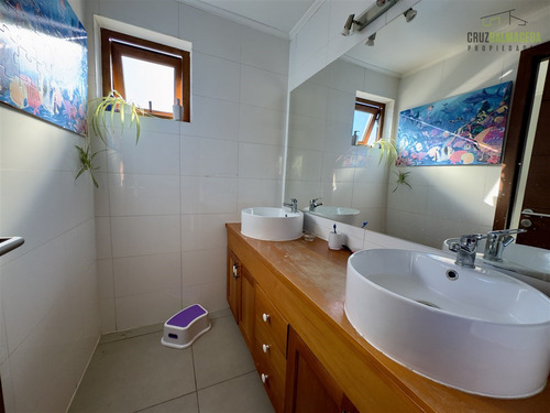 Casa En Venta De 4 Dorm. En Puerto Varas