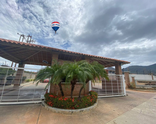 Re/max 2mil Vende Town House En La Urbanización Terrazas De Vista Azul, Villa Juana. Isla De Margarita, Estado Nueva Esparta 