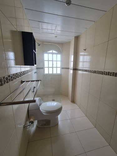 Imagen 13 de 28 de Cómoda Casa De Dos Plantas En Loma Linda, Sector Las Peonías, Puerto Ordaz