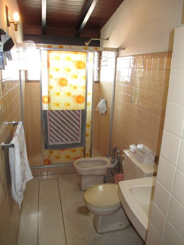Venta - Quinta Para Remodelar Pero Mantenida. Precio Bajado!! - 463 Mts2. Terreno 525 Mts. 6 Hab. 5 Baños. 4 Estc. Parte Alta Muy Cerca De La Cota Mil - El Marques - Mun. Sucre