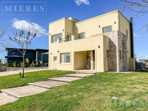 Casa En Venta En Puertos Barrio Araucarias