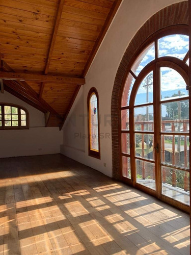 Casa De Dos Plantas Con Amplio Terreno