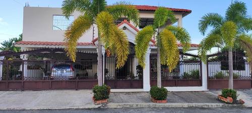 Se Vende Esta Lujosa Casa,en La Jacobo En Un Residencial.