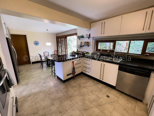 Alto Hatillo !! Hermosa Casa Con Vista Al Ávila, Impecable Cuidado Y Mantenimiento, 1.647 M2 Terreno, 408 M2 Constr., 4 Hab, 7 Baños, 6 Pe, Amplio Y Bello Anexo, Calle Cerrada Con Vigilancia Y Pozo