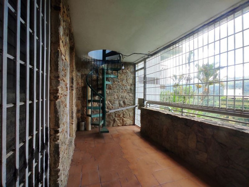 Se Vende Qta Rústica. Calle Cerrada En La Parte Alta Macaracuay. Final De La Calle Santa Ana Del Cafetal, Luego Del Mirador. Calle Cerrada Con Garita De Seguridad. Techo Doble Altura.