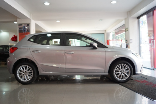 Imagen 4 de 15 de Seat Ibiza Style Plata Manual 2021