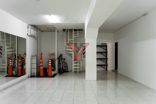 Imagen 6 de 10 de Excelente Salon En Venta Sobre Calle 8