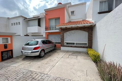 Casa En Venta De Tres Niveles En Fraccionamiento, Milenio