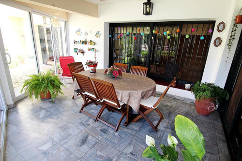Imagen 23 de 30 de Chalet 7 Ambientes Venta Con Suite Jardin Terraza Piscina Quincho Y Cochera En Olivos