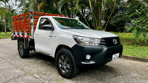 Toyota Hilux 2.4 HILUX 2.4 DIESEL ESTACAS 4x4 FULL EQUIPO