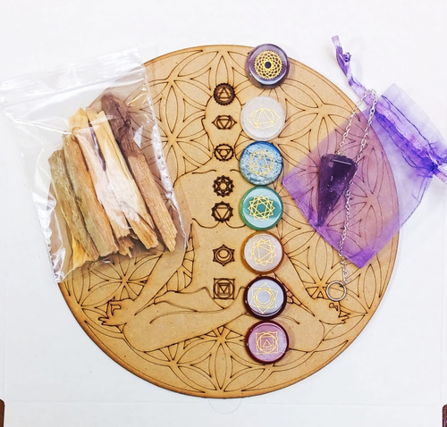Imagen 1 de 1 de Set Gemas 7 Shakras + Tabla Madera 20cms + Péndulo + 7 Bolsa