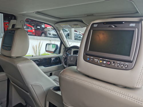 Imagen 8 de 12 de Lincoln Navigator Reserve Color Plata