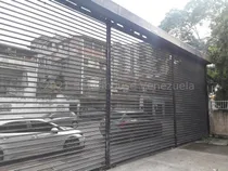 Comprar Los Chaguaramos !! Extraordinaria Edificación Comercial De 5 Niveles, 600 M2 Terreno, 1.000 M2 Construcción, 6 Pe, Amplias Áreas De Oficina Y Almacén. Montacarga. Espacio Y Altura Para Contenedores. 