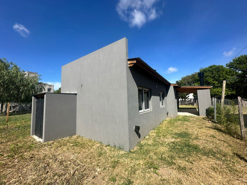 Moderna Casa A Estrenar Con Jardín Al Frente En Planta Baja