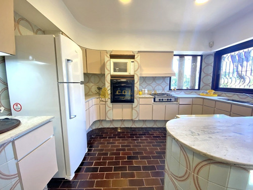 Mansa, 5 Dorm Y Dependencia Con Piscina- Ref: 3647