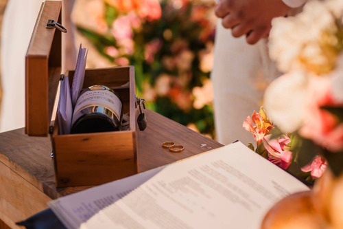 Imagem 3 de 3 de Lembrancinha De Casamento, Caixa De Madeira, Vinho E Cadeado