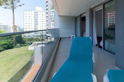 Venta. 2 Dormitorios. Punta Del Este. Playa Brava. A Metros Del Mar.