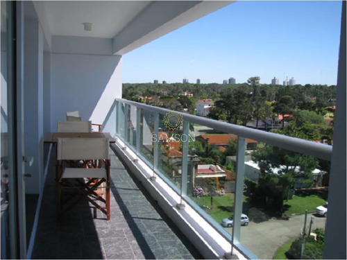 Alquiler De Apartametno De 2 Dormitorios Y 2 Baños, Edificio Palm Beach, Playa Mansa Punta Del Este 