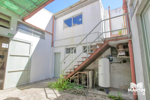 Galpón De 500m2 Con Tres Oficinas Y Vestuarios - Olivos