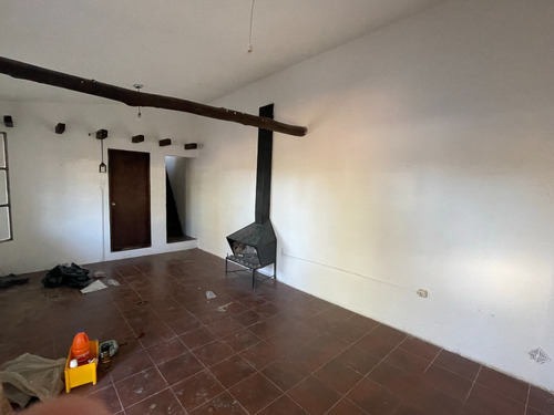 Amplio Terreno De 800 Mc. Con Casa Ediificada Al Fondo.