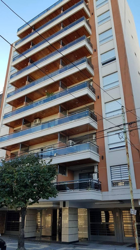 Departamento De Tres Ambientes Contra Frente Segundo Piso Con Balcón