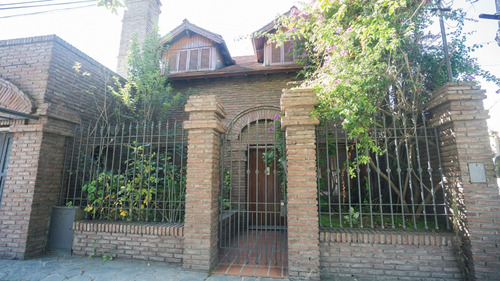 Casa De 4 Dormitorios En Venta En La Plata 