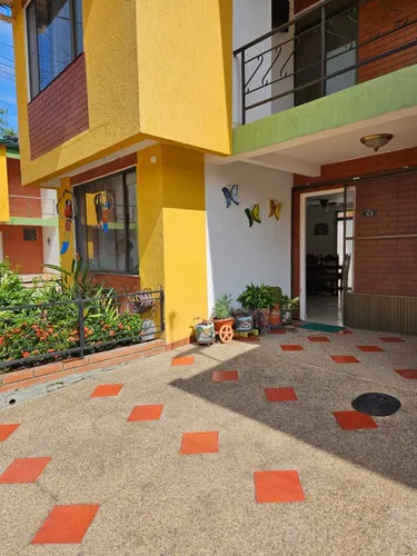 Casa Remodelada, Con Jardín, Sobre Vía Principal, Esquinera Y Con Magnifica Vista.