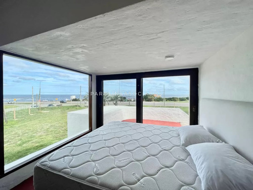 Casa En Venta Sobre La Ruta, Frente Al Mar Punta Del Este.