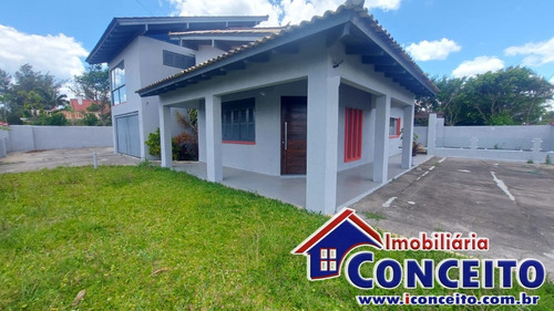 Imagem 5 de 30 de Rc448 - Excelente Residência De Esquina Com Piscina No Centro De Imbé
