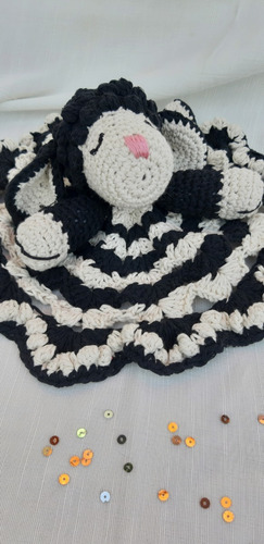 Imagen 3 de 4 de Combo Rebecca - Manta De Apego Y Sonajero Tejida Al Crochet