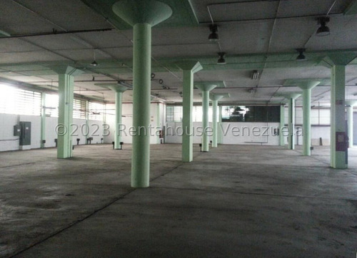 Edificio Industrial Con Mucho Potencial En Venta En La Yaguara Smb 24-10718 Yy