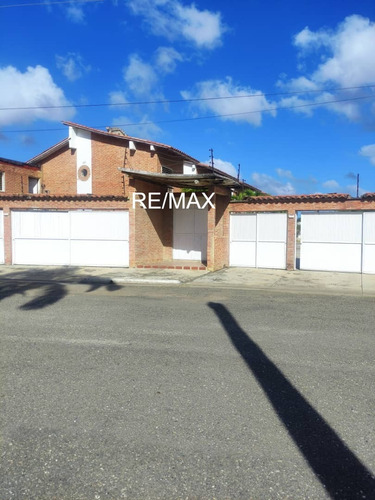 Venta Hermoso Th En Urbanizacion Asocibal Norte, Carenero, Higuerote