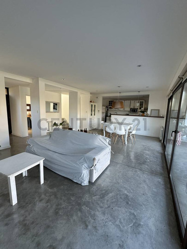 Casa En Venta En 473 Esquina 135, City Bell, De Tres Dormitorios