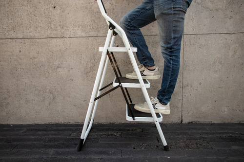 Escalera Plegable De 3 Escalones Con Grip Antiderrapante Color Blanco/Negro