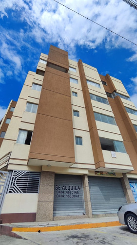 Apartamento En Venta En La Avenida Universidad El Limón Maracay Obra Gris Data Nueva / Marian Culverhouse