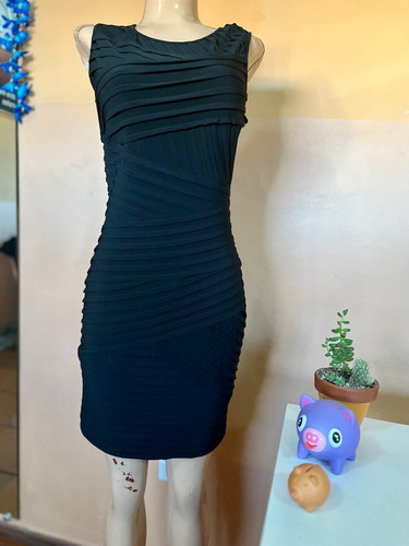 Vestido Calvin Klein, Talla 6, Corte Recto, Estado Rehusado