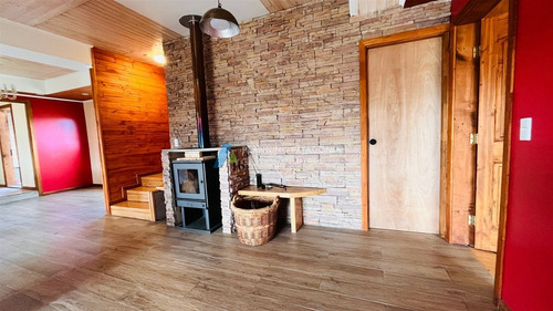Casa En Venta De 4 Dorm. Con Vista Al Volcan En Frutillar