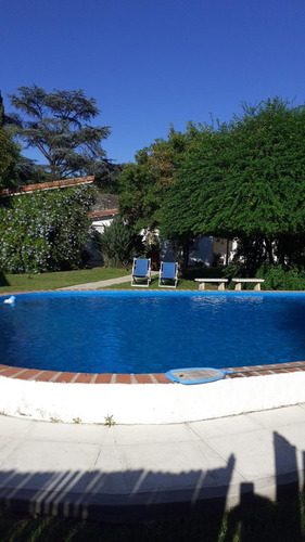 Casa Con Parque Y Pileta En Zona Urbana