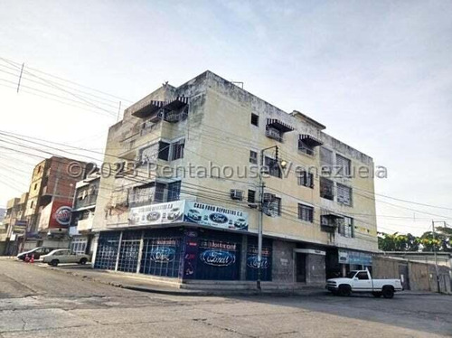 Apartamento Céntrico Y Práctico En Edificio Pequeño En Maracay Mfc 24-11165
