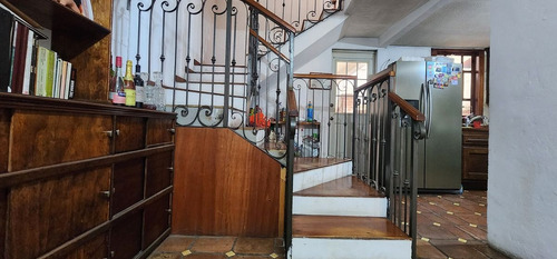 Casa De 3 Pisos Con Baño En Planta Baja Y Espacios Generosos En Villa Santin