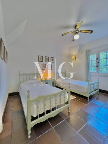 Venta Casa Zona Golf 5 Dormitorios + Dep.servicio, Parrillero, Piscina