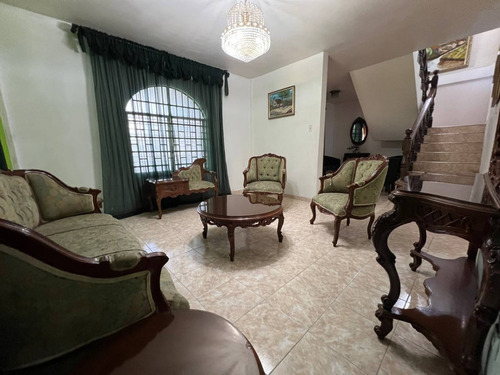 Casa Con Piscina Urbanización Andrés Bello Maracay