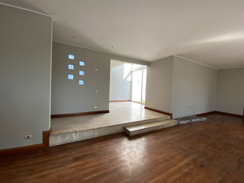 Casa En Venta De 7 Dorm. En Colina