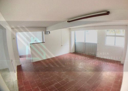 Local Comercial Y Apartamento En Muy Buena Zona