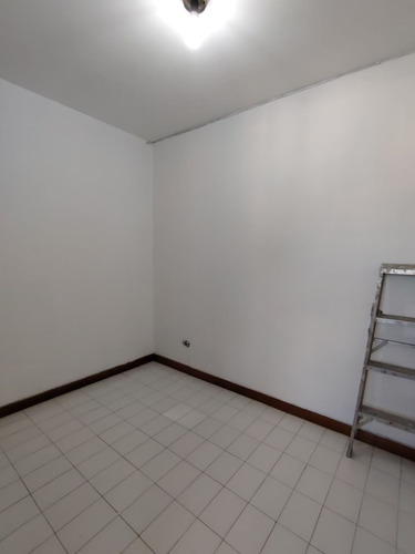Se Alquila Amplio Y Cómodo Apartamento Con Excelente Ubicación En Urb. La Carlota. (13a)