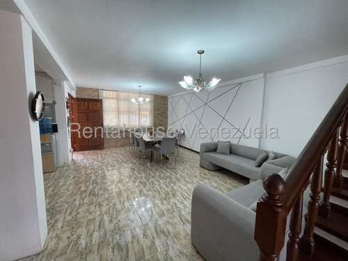 Cómoda Y Acogedora Casa De Múltiples Niveles En Venta Ubicada En La Trinidad 25-17807